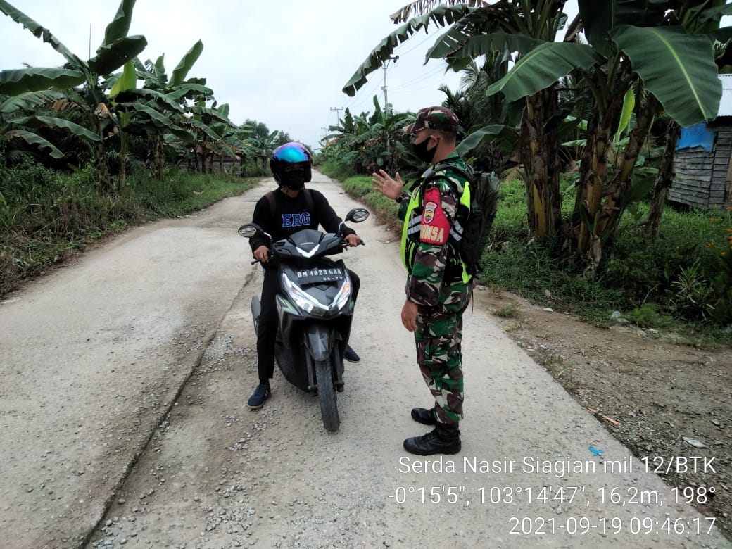Personil Koramil 12/Batang Tuaka Serda N Siagian Cek Prokes Warga