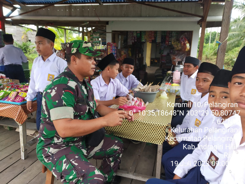 Babinsa Koramil 10/Pelangiran Tidak Bosan-bosannya Memberikan Wawasan dan Pemahaman Kepada Siswa MA Nurul Wathan