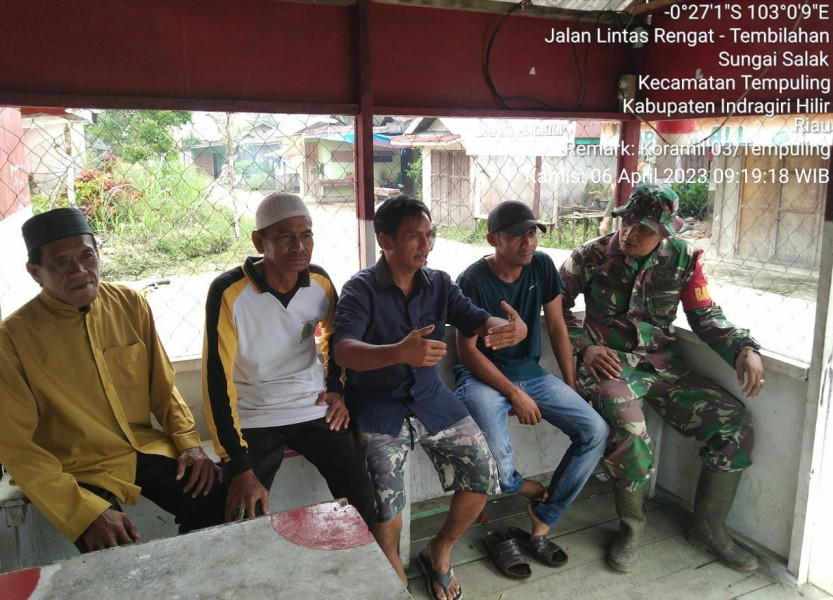 Sambangi Pos Kamling, Babinsa 03/Tpl Ajak Warga Terus Aktif Jaga Kamtibmas