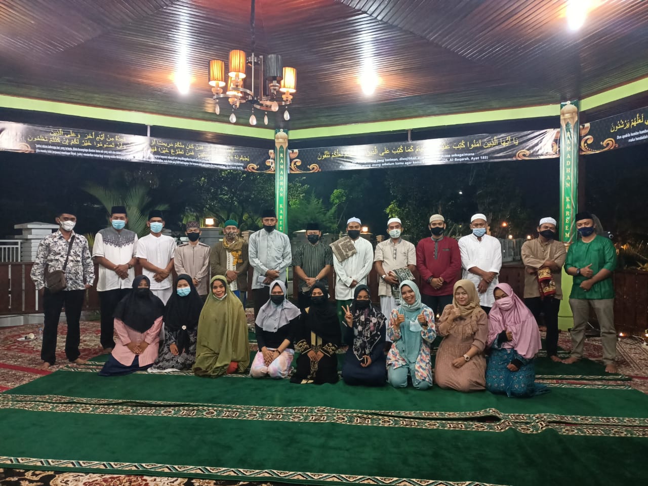 DPKP Inhil Laksanakan Sholat Isya dan Terawih Berjamaah di Pondopo Kediaman Bupati Inhil 