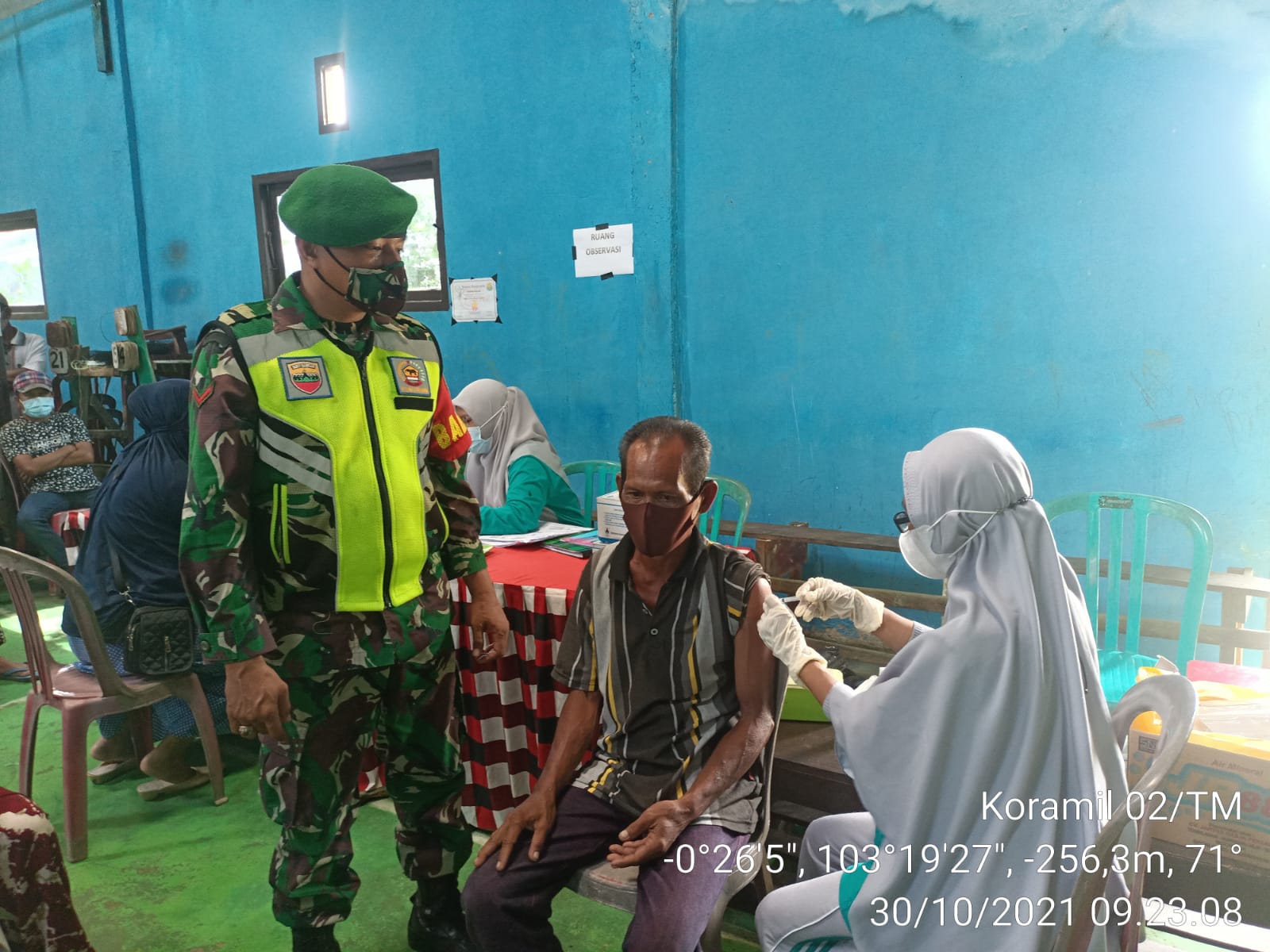 Babinsa Koramil 02/Tanah Merah Dampingi Vaksinasi di Desa Rantau Panjang