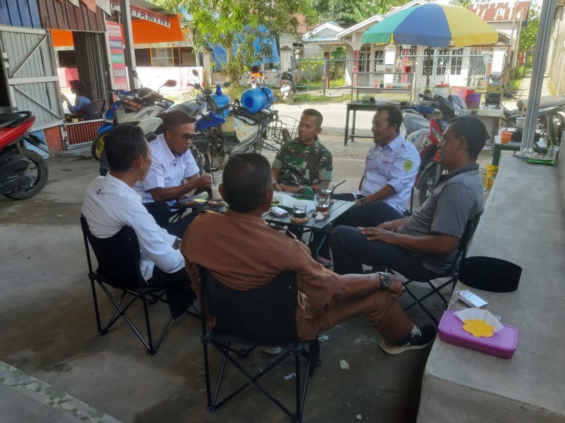 Dengan Komsos, Babinsa Koramil 07/Reteh Sertu Ramli Jalin Kebersamaan