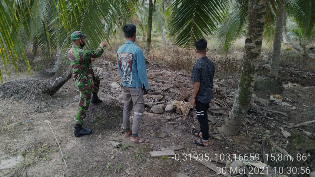 Bersama Warga, Babinsa Simpang Jaya Serda Safrijon Pantau Lokasi Rawan Kebakaran Lahan