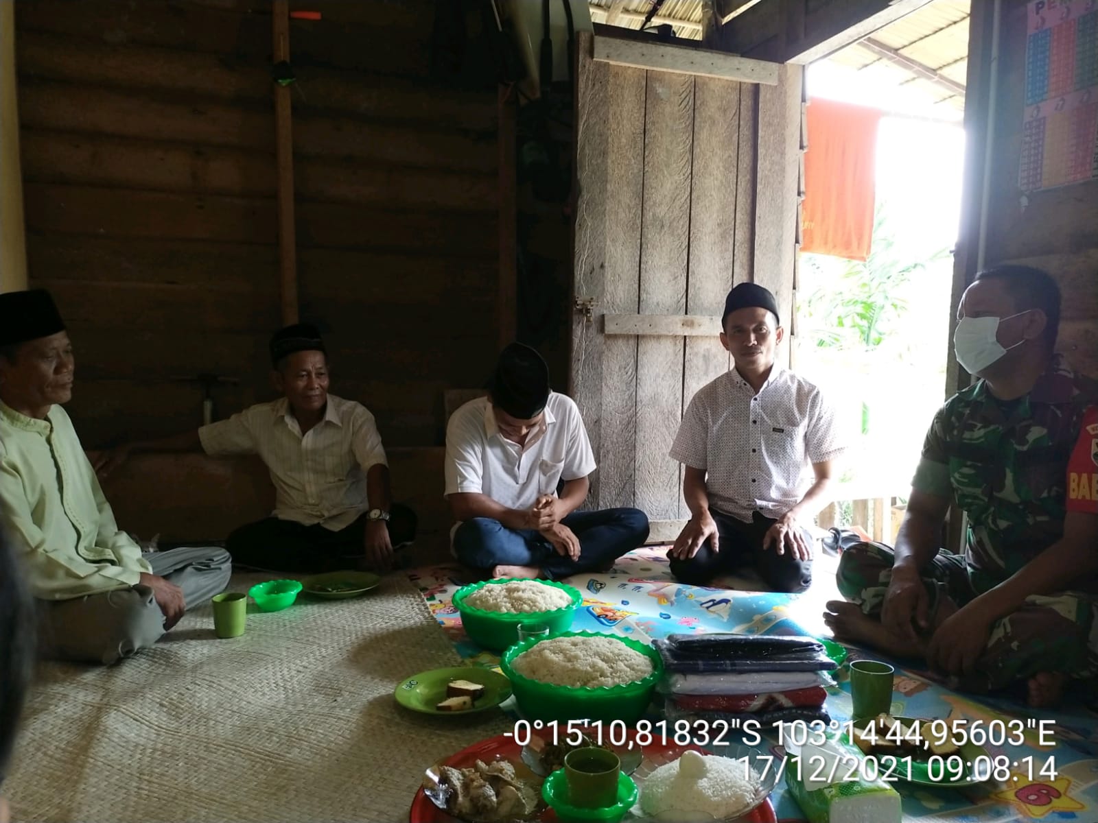 Babinsa Serda P Sitompul Komsos Kepada Masyarakat Wilayah Binaannya