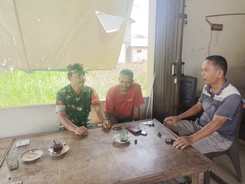 Komsos Dengan Warga Desa Binaan, Babinsa 03/Tpl Ingatkan Warga Tentang Bahaya Karhutla