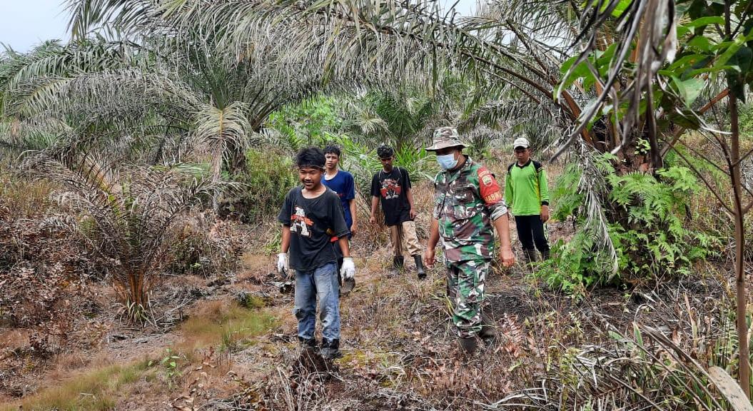 Meskipun Cuaca Mendung, Babinsa Koramil 03/Tpl Tetap Laksanakan Patroli Karhutla