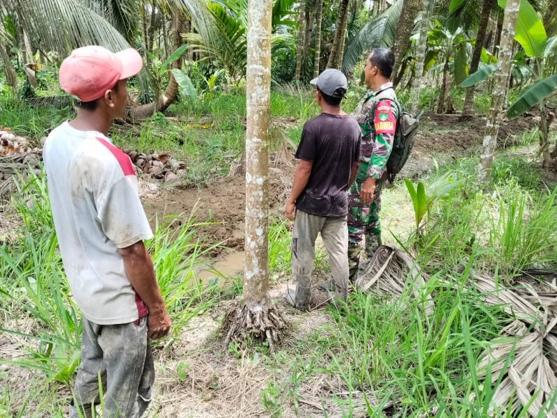 Babinsa Sertu Johansah Bersama Masyarakat Laksanakan Patroli Tapal Batas