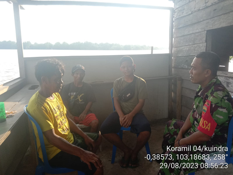 Mempererat Hubungan Baik Antara Babinsa Koramil 04/Kuindra Dengan Masyarakat Melalui Komsos