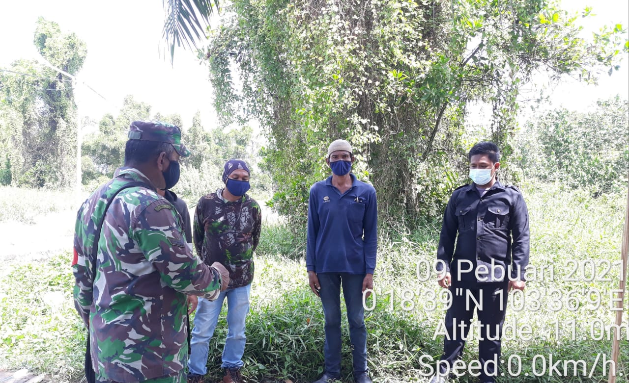 Sertu Wirman Lakukan Patroli Karhutla Bersama Masyarakat di Desa Air Tawar