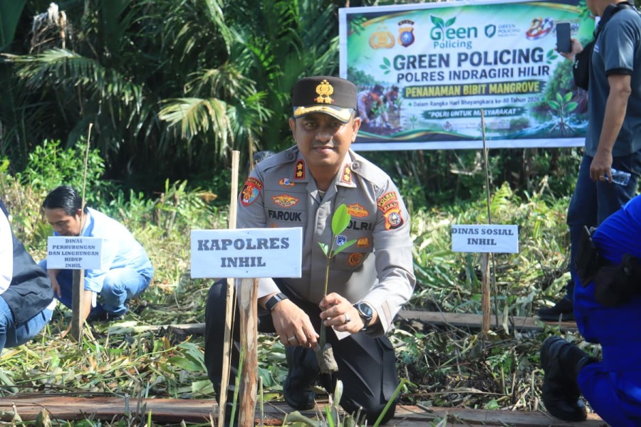 Kapolres Inhil Pimpin Penanaman Bibit Mangrove dan Salurankan Bansos di Terusan Kempas