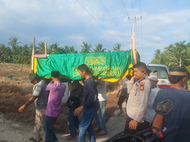 Luar Biasa, Kapolsek Gaung Anak Serka Bersama Bhabinkamtibmas Angkat Peti Jenazah Warganya