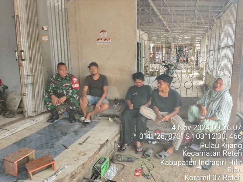 Koramil 07/Reteh Serka Ferry Barus Berbagi Informasi Kepada Masyarakat Terkait Situasi di Binaan Sekaligus Jalin Hubungan yang Harmonis