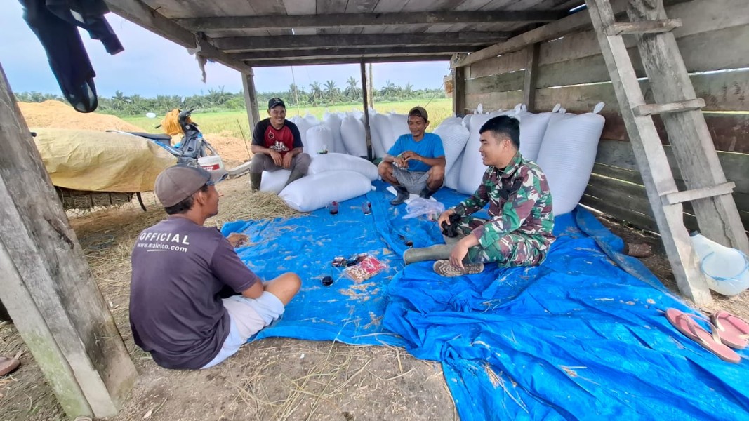 Babinsa Serda JG Hutauruk Berinteraksi dengan Petani di Desa Teluk Kiambang, Meningkatkan Hubungan dan Kemitraan