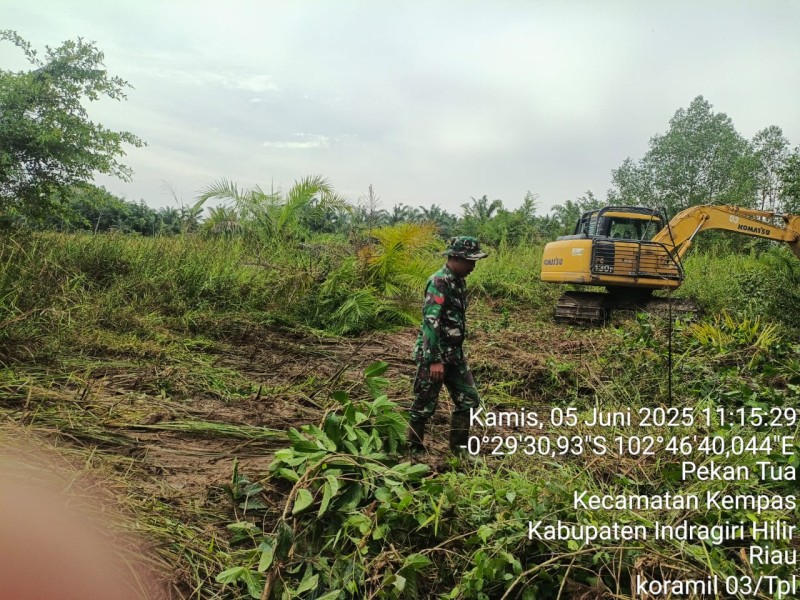 Babinsa Koramil 03/Tpl Kopka RH Tambunan dan Serda Suirwansyah Dampingi Pembuatan Tanggul Mekanik
