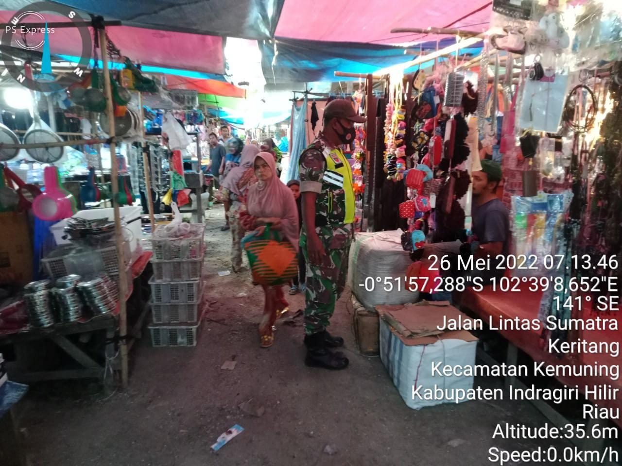 Personel Koramil 09/Kemuning Tegakkan Penerapan Prokes di Pasar Desa Keritang Hulu