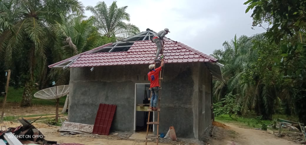 TNI dan Warga Terus Kebut Pembangunan RTLH Bu Siti Halimah