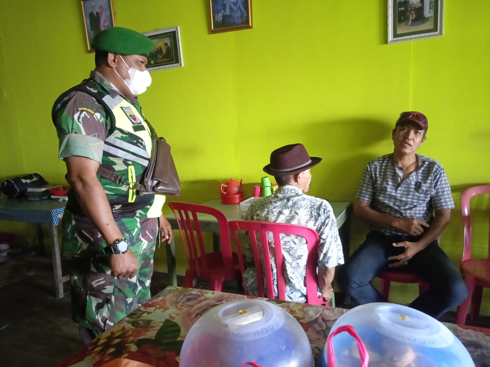 Patroli Bersama Babinsa Koramil 04/Kuindra dan Warga Untuk Tegakkan Disiplin Prokes