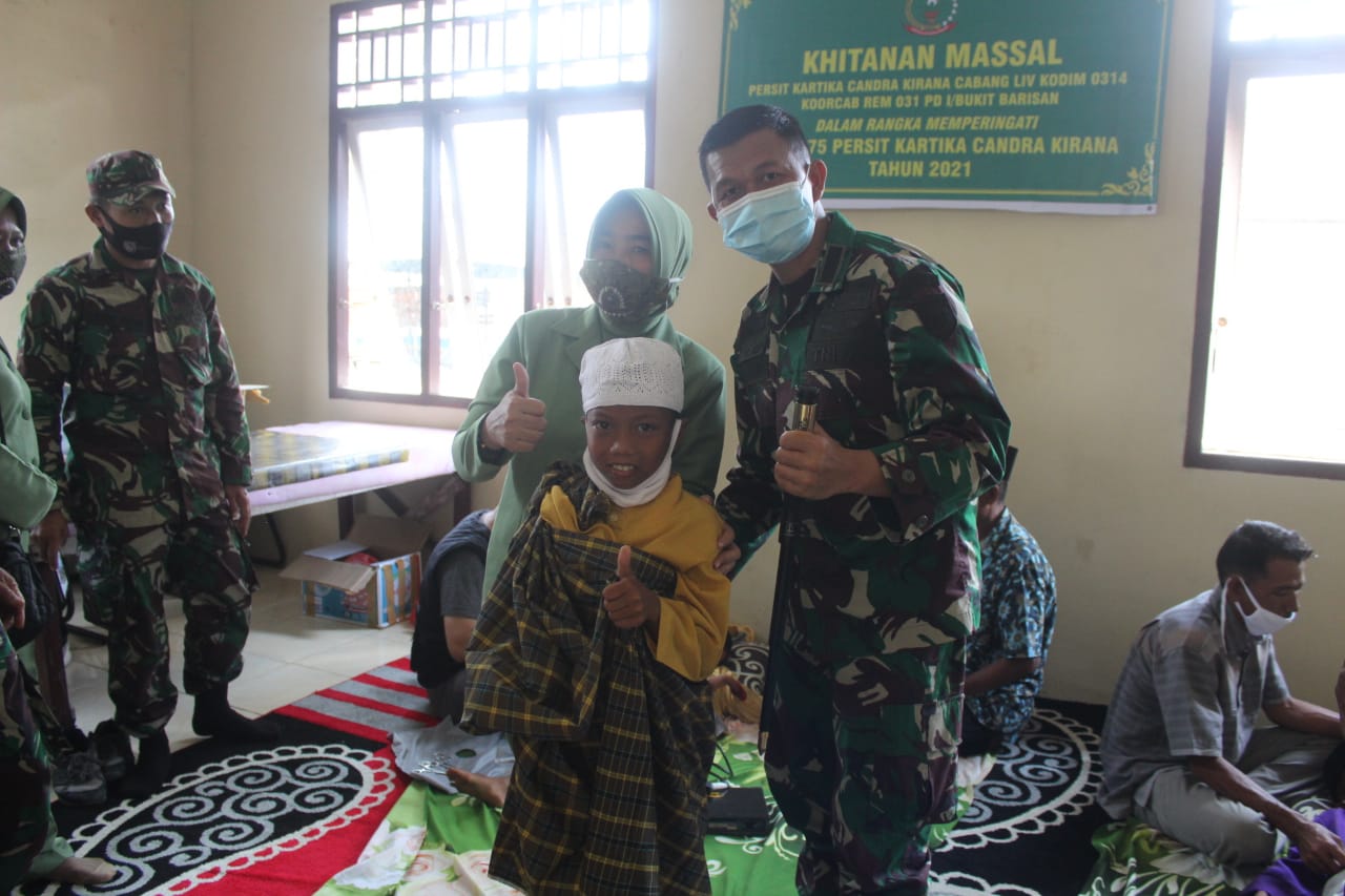 Bersama dr Rano Kirman, Kodim 0314/Inhil Taja Khitanan Massal di Desa Pulau Cawan