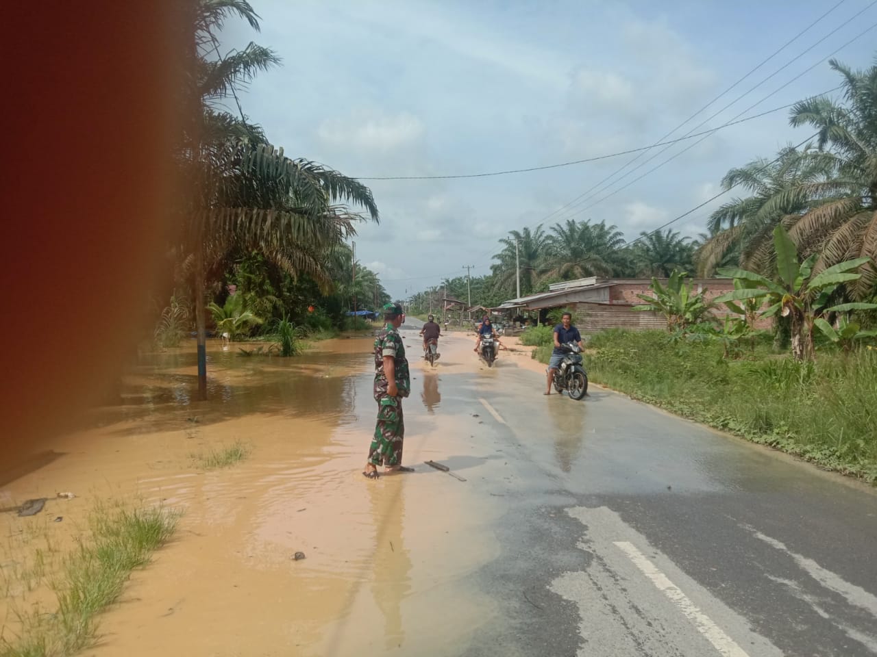 Danramil 09/Kemuning Lakukan Pantauan Terhadap Banjir di Wilayah