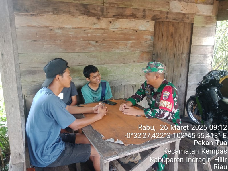 Babinsa Koramil 03/Tpl Komsos Dengan Tokoh Pemuda Bahas Tentang Keamanan Dan Ketertiban di Wilayah Menjelang Lebaran Idul Fitri