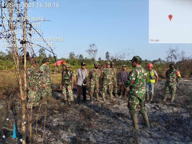 Danramil 05/Gas Kodim 0314/Inhil Lettu Czi Slamet Hiro Hito dan Tim Terpadu Karhutla Lakukan Pendinginan Lokasi Lahan Yang Terbakar