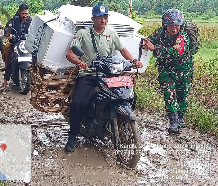 Lewati Jalan Berlumpur Hingga Lintasi Sungai, Babinsa Koramil 03/Tempuling Kawal Pengembalian Logistik Pilkada