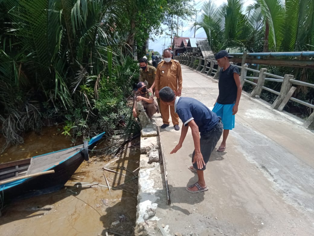 Bersamat Camat, Masyarakat Batang Tuaka Gelar Goro Semenisasi Lantai Jembatan