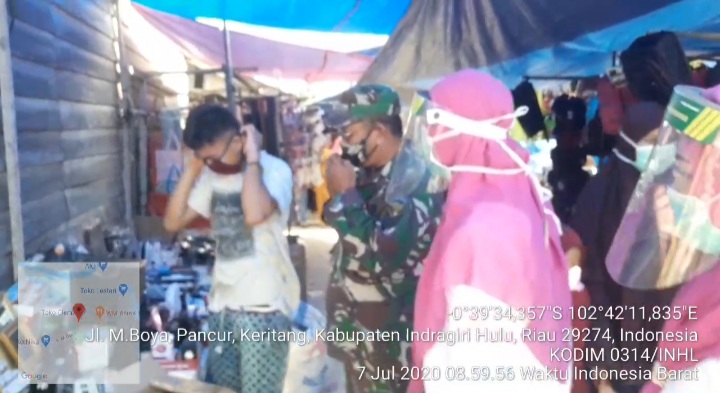 [Video] Babinsa Koramil 09/Kemuning Tegur Pedagang yang Tak Pakai Masker di Pasar Kuala Sungai Akar