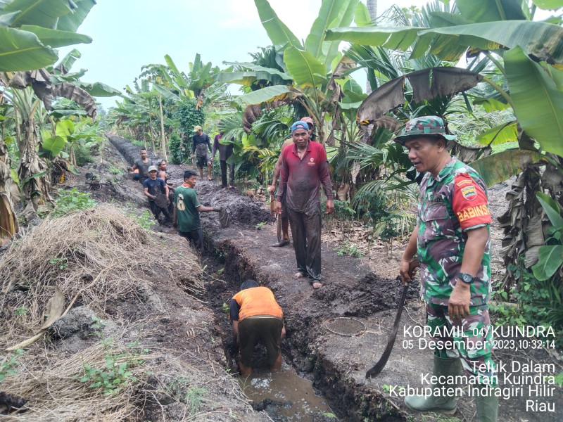Untuk Antisipasi Banjir, Babinsa Koramil 04/Kuindra Giat Lakukan Goro Untuk Membersihkan Saluran Air