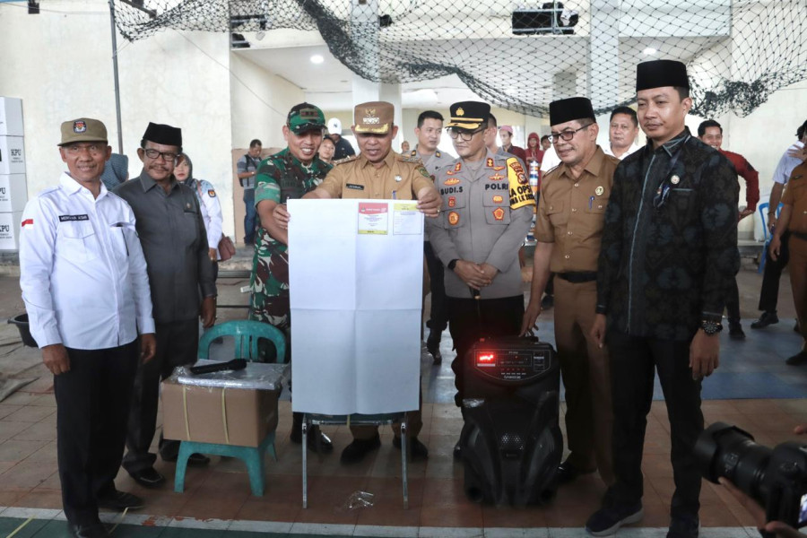 Pj Bupati Inhil Herman bersama Unsur Forkompinda Tinjau Proses Pelipatan Surat Suara Pemilu