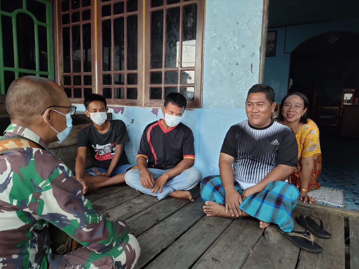 Lakukan Komsos, Babinsa Koramil 04/Kuindra Berikan Edukasi Tentang Protkes di Sungai Bela