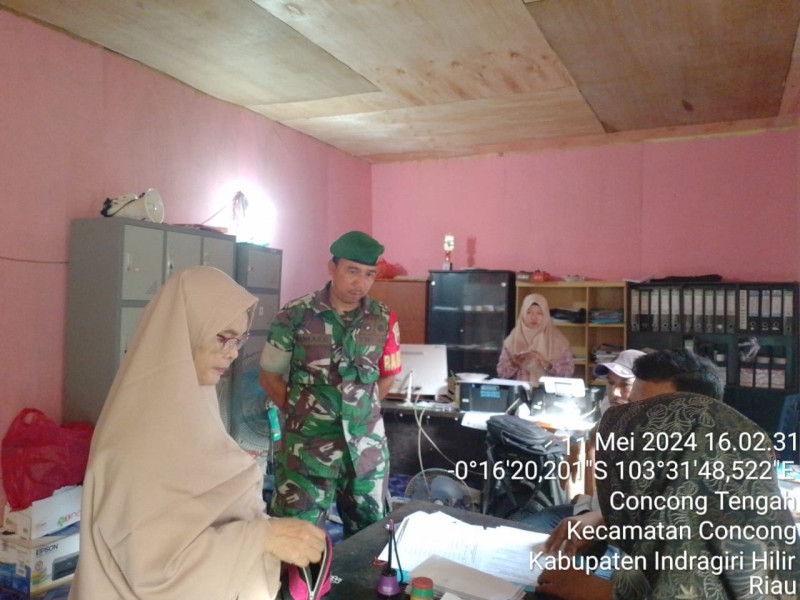 Babinsa Koramil 04/Kuindra Dampingi Pembagian BLT Kepada Masyarakat Setempat