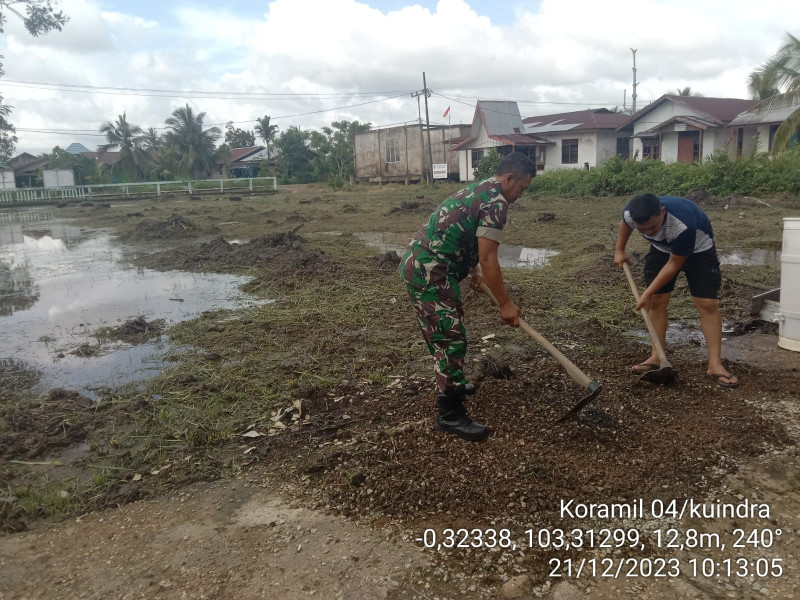 Antisipasi Genangan Air, Babinsa Koramil 04/Kuindra Giat Goro Untuk Ciptakan Suasana Yang Bersih