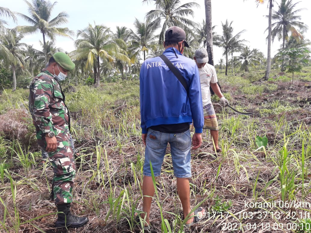 Anggota Koramil 06/Kateman Laksanakan Patroli Karlahut Bersama Warga Sungai Simbar