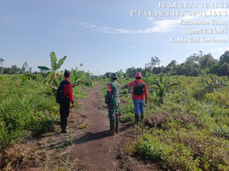 Babinsa 05/Gas Chandra Manto Rutin Lakukan Patroli karlahut Di Areal PT dan Lahan Masyatakat