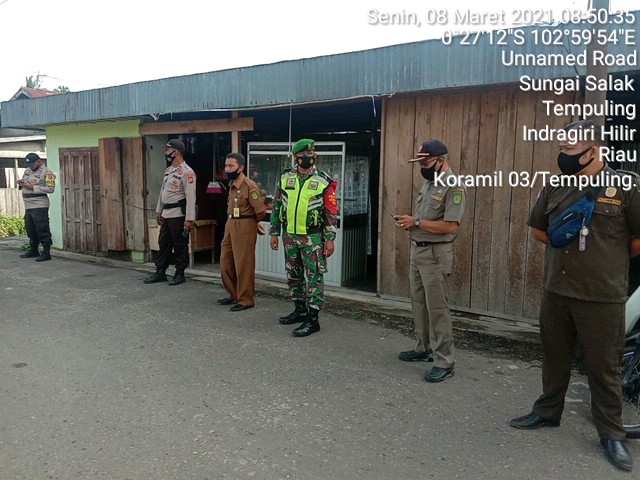 Koramil 03/Tempuling dan Satgas Lakukan PDMPK dengan Humanis dan Tetap Tegas di Pasar Tradisional 