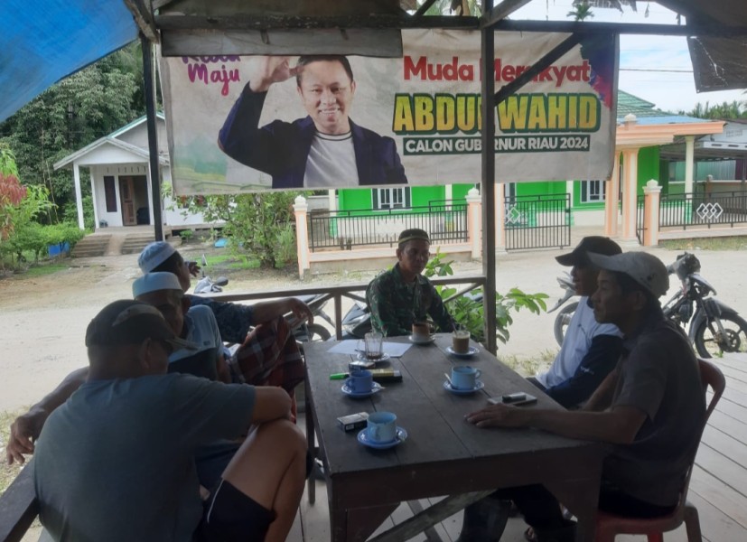 Komsos Babinsa Koramil 07/Reteh di Kecamatan Reteh untuk Keakraban dengan Masyarakat