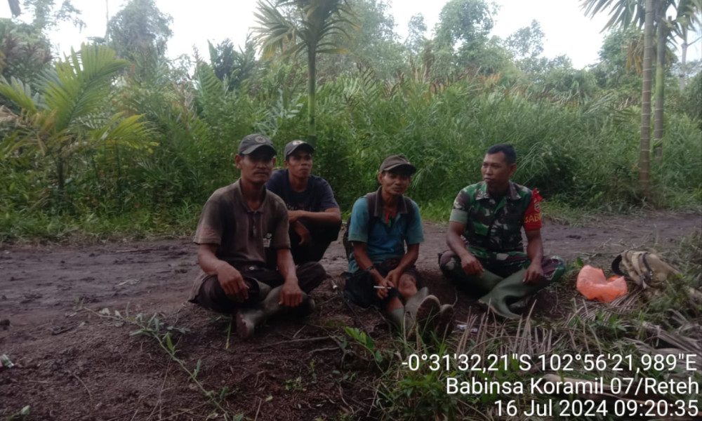 Bantu Pembangunan Desa Melalui Komsos Koramil 07/Reteh