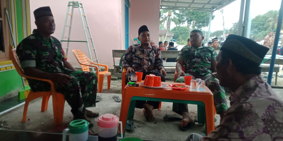 Danramil 09/Kemuning Beserta Anggota Koramil Melaksanakan Takziah Di Salah Satu Rumah Warga