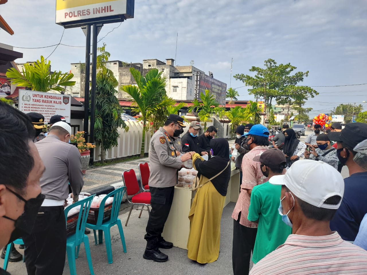 Giat Berbagi Takjil Untuk Masyarakat Oleh Polres Indragiri Hilir