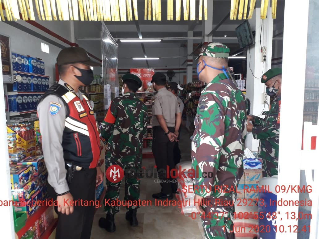 Koramil 09/Kemuning bersama Polsek Keritang Lakukan Penegakan Disdiplin Covid-19