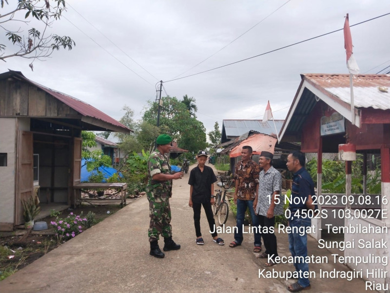Lakukan Komsos, Babinsa 03/Tpl Serma Syamsul Azman Sambangi Warga di Pos Ronda Kampung Pancasila