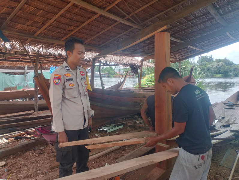 Sambang dan Kunjungan yang di lakukan Bhabinkamtibmas Desa Pungkat  Ciptakan Suasana Damai Jelang Pemilu 2024