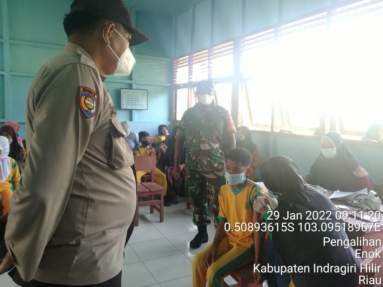 Babinsa Koramil 02/Tanah Merah Dampingi Vaksinasi di SDN 13 Pengalihan