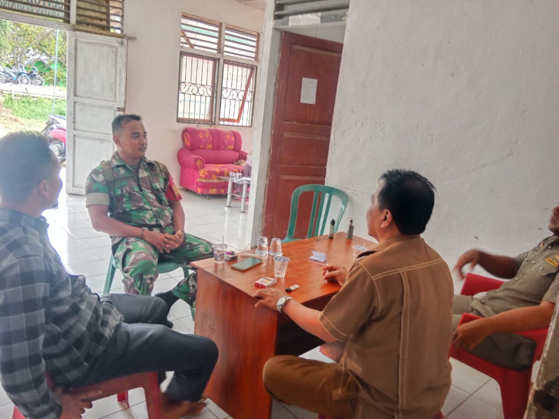 Giat Komsos, Babinsa Koramil 09/Kmg Bersama Aparat Desa Bahas Program Pembangunan