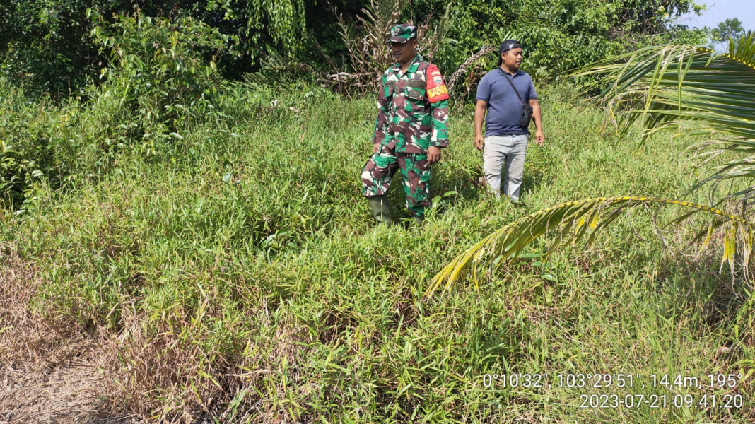 Babinsa Koramil 10/Pelangiran Lakukan Pencegahan Karlahut Desa Rotan Semelur