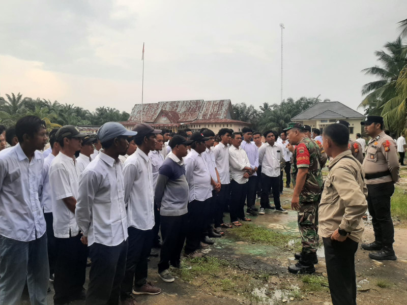 Babinsa Koramil 03/Tpl Serka Faisal Berikan Pembekalan Kepada Linmas Desa Sungai Gantang