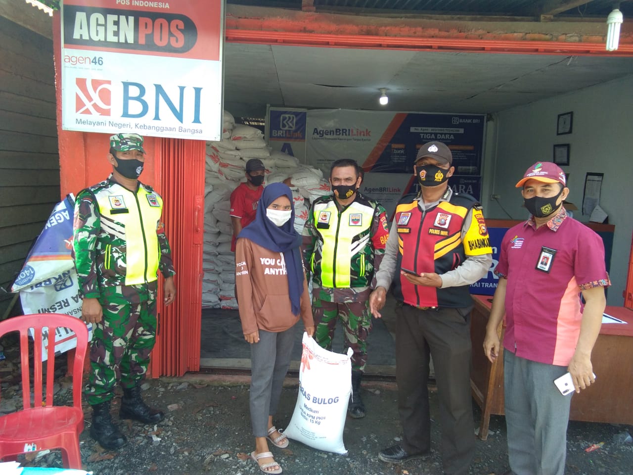 Babinsa Koramil 09/Kemuning Kodim 0314/Inhil Dampingi Penyaluran Beras Dari Kemensos