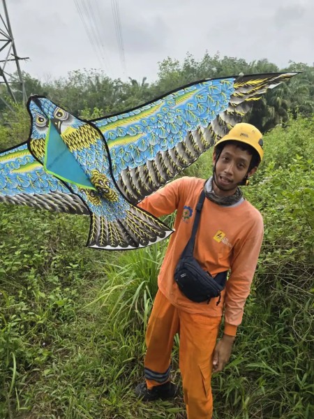 PLN ULTG Pasir Putih Amankan Jaringan 150 kV dari Gangguan Layang-Layang Jelang HUT RI ke-80 PLN ULTG Pasir Putih Amankan Jaringan 150 kV dari Gangguan Layang-Layang Jelang HUT RI ke-80
