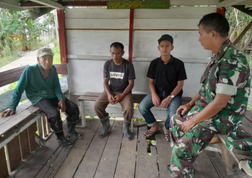 Babinsa Pelda Nofriandi Laksanakan Pengawasan SDM Bersama Masyarakat Desa Sungai Undan